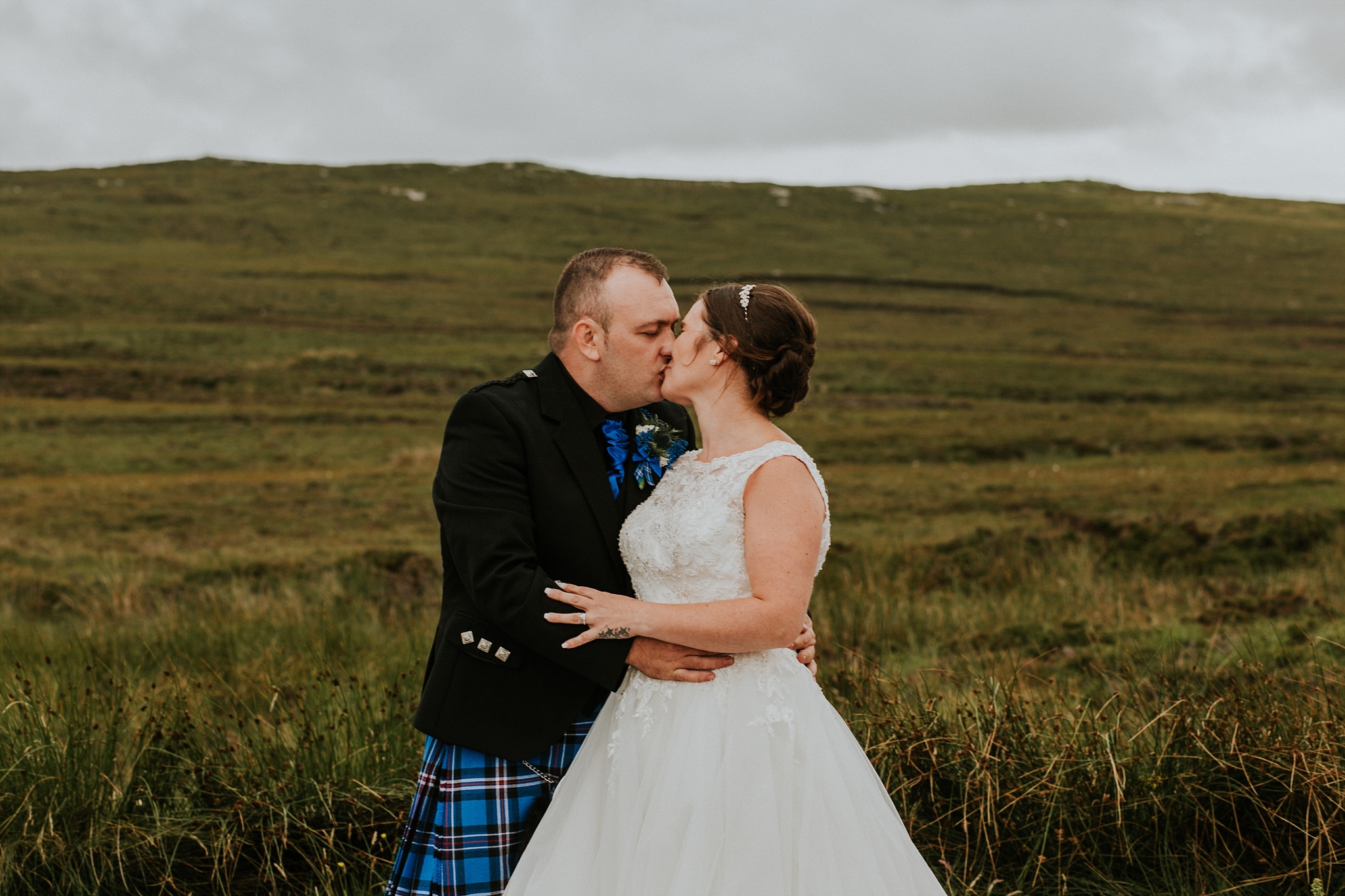 bride and groom kissing, solas, north uist